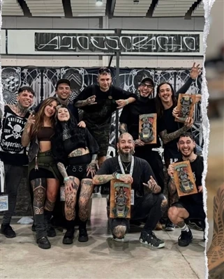 Argentinski umetnik Nahuel Gomez pripravi zaključek na stopničkah na konvenci...